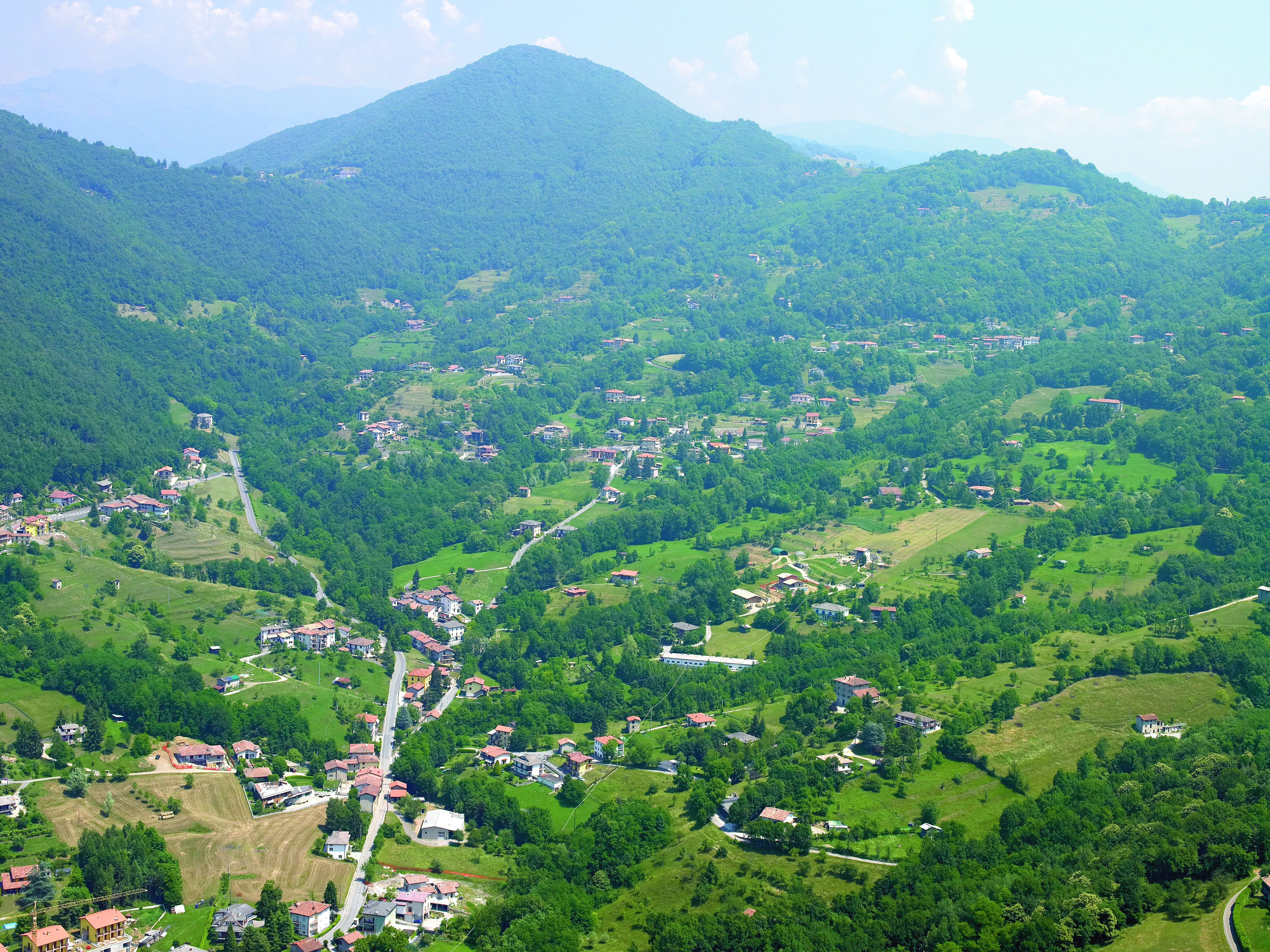 Camminando in Valle del Lujo: Tra lavatoi e mulini